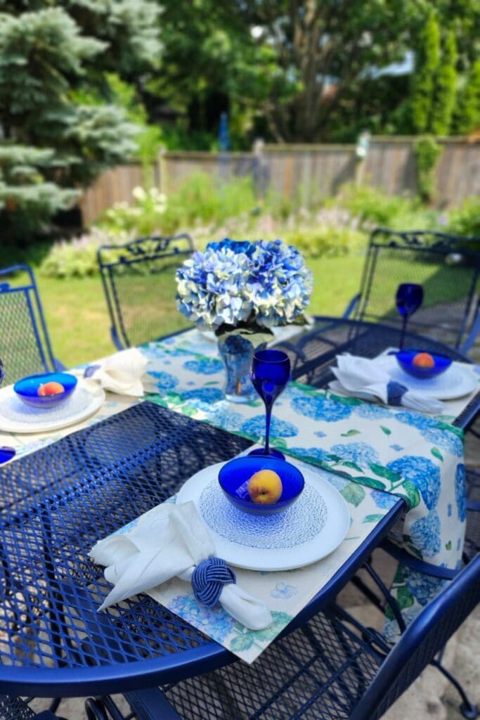 Hydrangea table with floral runner and linen-look placemats